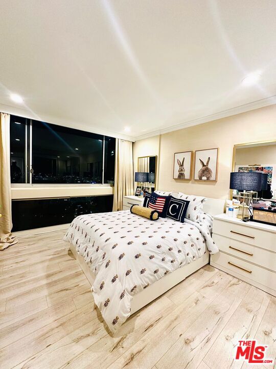 2220 Avenue Of The Stars, Los Angeles CA: https://media.crmls.org/mediaz/bedd79ea-a4bd-435d-aa83-18d83b413655.jpg