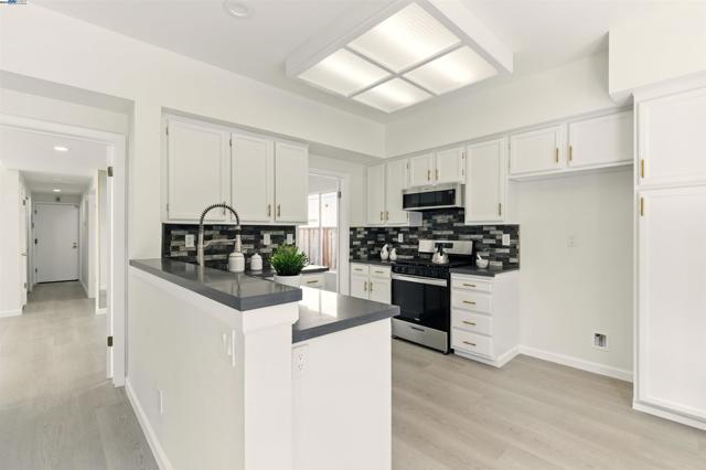 33243 Sunriver Cmn, Fremont CA: https://media.crmls.org/mediaz/bedde036-ea7c-4d8e-a684-9e68ae52f0a4.jpg