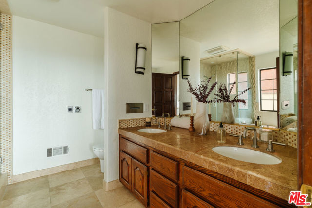 3837 Paseo De Las Tortugas, Torrance CA: https://media.crmls.org/mediaz/bede0752-a178-443f-93ee-03dffeb1895c.jpg