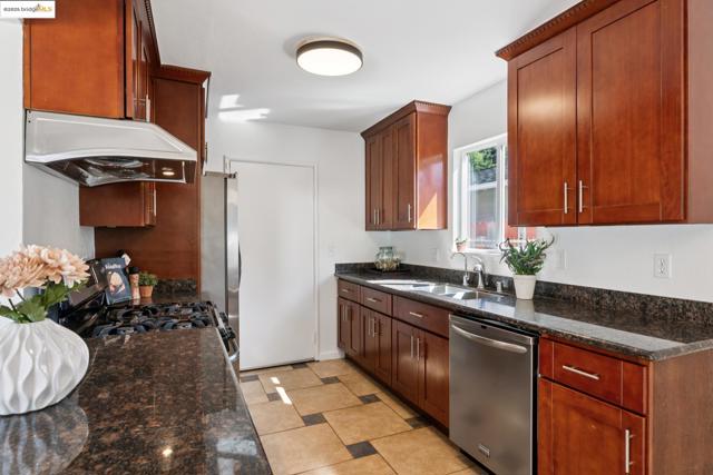 2309 Potrero Ct, Pinole CA: https://media.crmls.org/mediaz/bede6c9b-48ea-4419-b735-a9f2f470be60.jpg