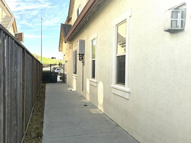7862 Ridgeline Place, Dublin CA: https://media.crmls.org/mediaz/bedec2fe-16c1-4865-92fd-35256ba43856.jpg