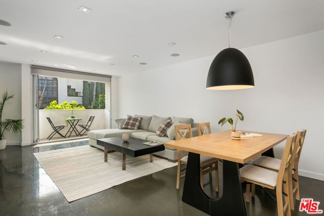 11645 Montana Avenue, Los Angeles CA: https://media.crmls.org/mediaz/bedfae08-6b1a-4667-8e91-79eac7c4e1df.jpg