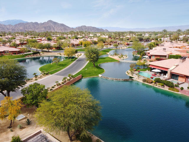 50135 Camino Privado, La Quinta CA: https://media.crmls.org/mediaz/bedfb703-8c86-4421-a78d-5396e9475f21.jpg