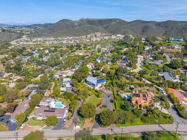 1628 Lone Oak Rd, Vista CA: https://media.crmls.org/mediaz/bedff19e-0310-4496-8168-fc4a34372efc.jpg