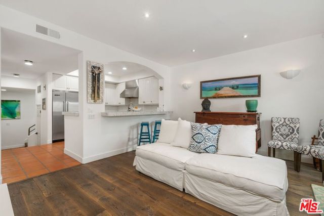 6435 Zumirez Drive, Malibu CA: https://media.crmls.org/mediaz/bee05fd2-e36d-45d2-b97c-6e40956ed42c.jpg