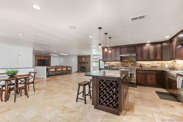 704 Matagual Dr, Vista CA: https://media.crmls.org/mediaz/bee338f3-8039-4509-aa05-55045461f02a.jpg