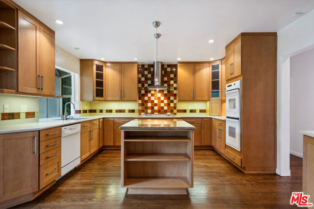 15901 High Knoll Road, Encino CA: https://media.crmls.org/mediaz/bee365d6-a53f-418b-abb1-5e10af9cfa1a.jpg