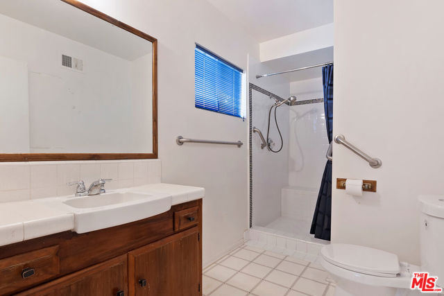 16840 Oak View Drive, Encino CA: https://media.crmls.org/mediaz/bee39365-1a93-464c-9e00-249e5f599db9.jpg