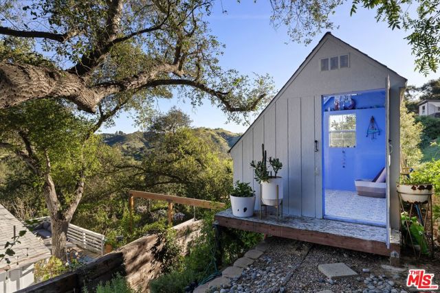 21936 Canon Drive, Topanga CA: https://media.crmls.org/mediaz/bee3a3ad-1eae-414a-8878-f8c3ed24a359.jpg