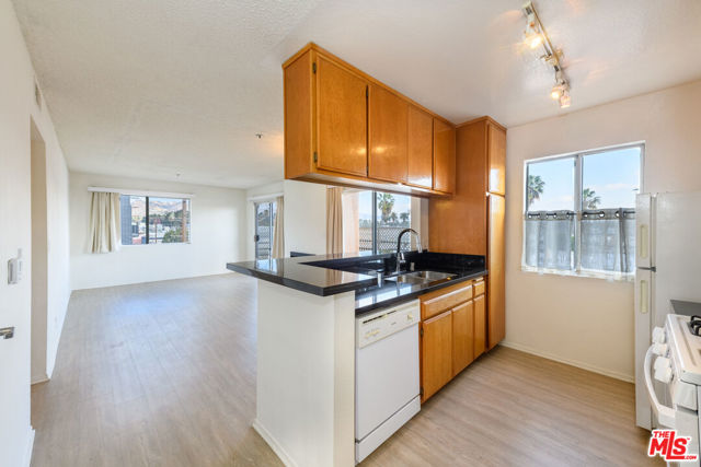 340 N Hayworth Avenue, Los Angeles CA: https://media.crmls.org/mediaz/bee3b94e-1616-4f4c-9515-19234910f630.jpg