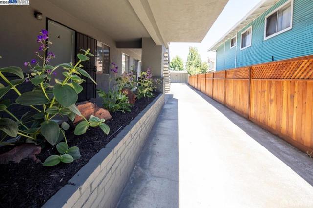 537 Pacific Avenue, Alameda CA: https://media.crmls.org/mediaz/bee4458e-40b8-49f8-a7e4-083b40a75da2.jpg