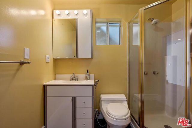 5049 Hesperia Avenue, Encino CA: https://media.crmls.org/mediaz/bee4d418-2e32-4880-aa31-cbfef070ea9a.jpg
