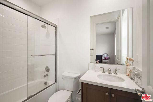 20244 W Albion Way, Porter Ranch CA: https://media.crmls.org/mediaz/bee4e15c-1435-4b05-acff-50af740b656a.jpg