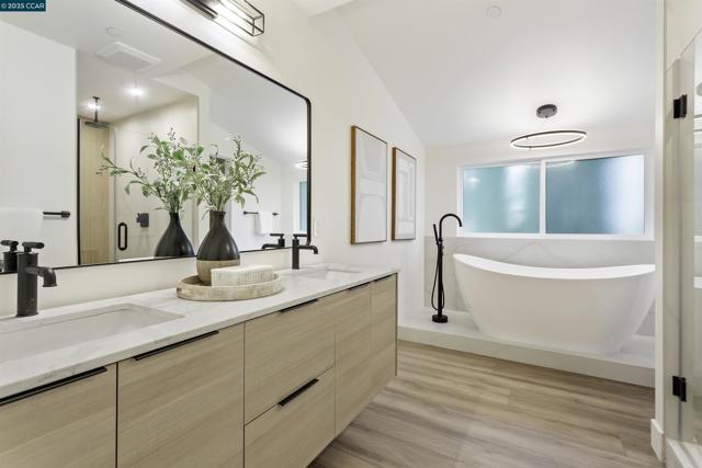 2559 Romley Ln, Alamo CA: https://media.crmls.org/mediaz/bee58cb3-1a4c-45a9-8555-b2d592573454.jpg