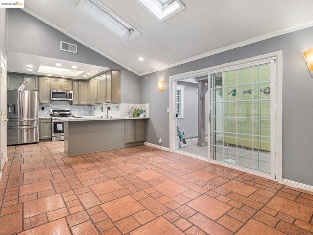 410 Kevin Ct, San Ramon CA: https://media.crmls.org/mediaz/bee75a56-5ce4-40ac-81eb-e6478fcf905e.jpg