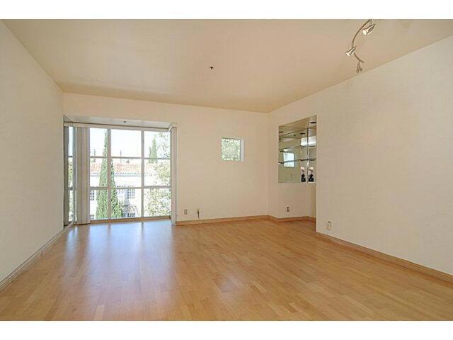 97 E Saint James Street, San Jose CA: https://media.crmls.org/mediaz/bee8ce87-5f01-485a-86ee-12a52a5cb602.jpg