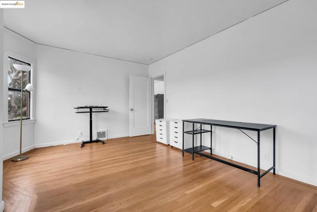 2340 Virginia St, Berkeley CA: https://media.crmls.org/mediaz/bee91c6b-5c91-45fa-a7db-d70d8e42324c.jpg