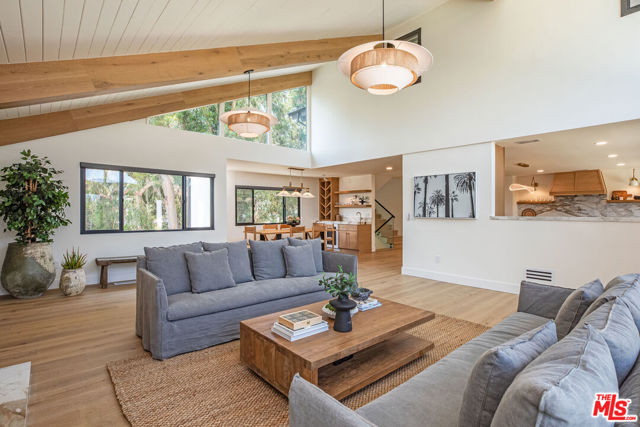 3525 Coast View Drive, Malibu CA: https://media.crmls.org/mediaz/bee9bfce-f58b-4335-b7ff-66722a0c82a6.jpg