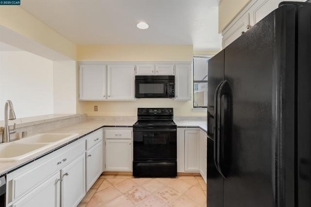 171 Nantucket Ln, Vallejo CA: https://media.crmls.org/mediaz/beeaae57-8384-41fe-8f6e-609d1de7e3d3.jpg