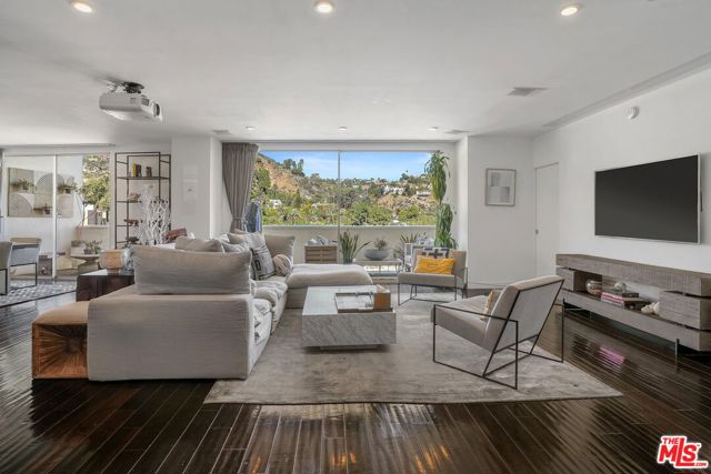 7250 Franklin Avenue, Los Angeles CA: https://media.crmls.org/mediaz/beeb2320-f62c-453e-8708-8c5fcd0ea55a.jpg