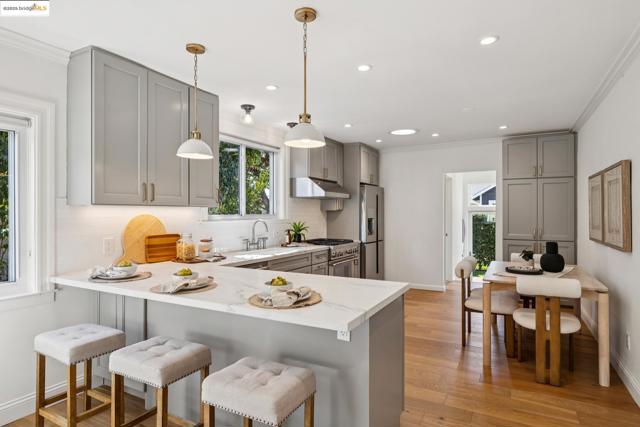 1642 10Th St, Berkeley CA: https://media.crmls.org/mediaz/beec94a4-ec14-40d3-80f9-d63c6fd6e10e.jpg