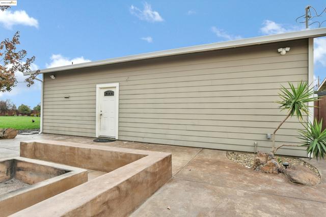 4828 Sellers Ave, Brentwood CA: https://media.crmls.org/mediaz/beecaa6b-b86e-48fa-866f-c7426af4f80d.jpg