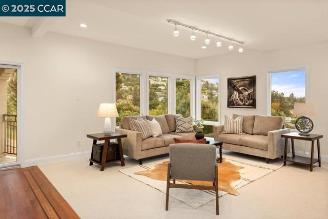 6585 Swainland Rd, Oakland CA: https://media.crmls.org/mediaz/beecb3db-fcf0-463d-90cf-3378f59816c9.jpg