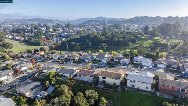 1264 Belfair Dr, Pinole CA: https://media.crmls.org/mediaz/beee28d9-ffff-48a8-8a43-9f79cdb8e24c.jpg
