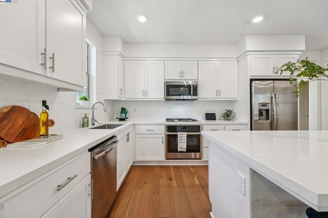 5860 Midnight Place, Dublin CA: https://media.crmls.org/mediaz/beeea39b-dee0-4035-945d-38e6a1840f40.jpg