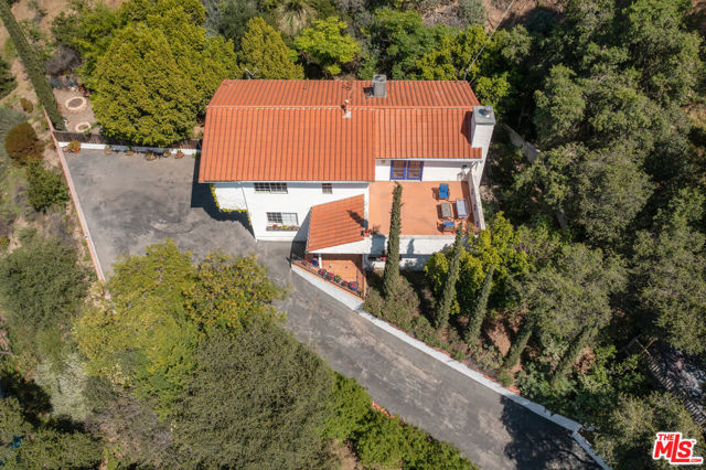 9732 Rotta Avenue, Sunland CA: https://media.crmls.org/mediaz/beef2aa6-c7b0-4541-bcfb-4a316f7aad2f.jpg