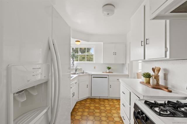 933 Rosecrans, San Diego CA: https://media.crmls.org/mediaz/beef4f82-4b09-493d-8d80-4ed0bff35a23.jpg