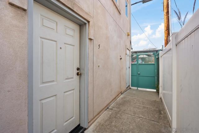 1268 Essex St, San Diego CA: https://media.crmls.org/mediaz/bef05365-f9a6-4629-9308-5229c7b93e15.jpg