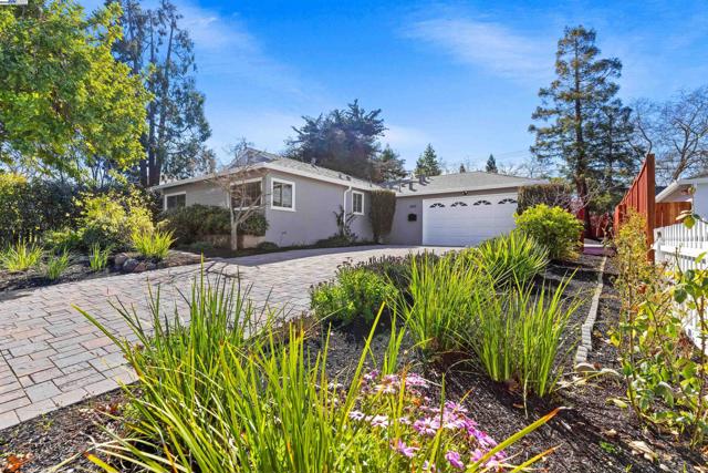 1692 Maryland St, Redwood City CA: https://media.crmls.org/mediaz/bef0d3b5-dbcb-4434-9a4e-b5643f9a8b62.jpg