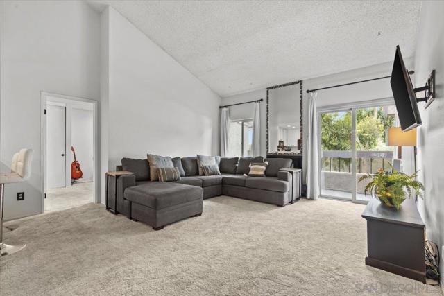 10250 Caminito Cuervo, San Diego CA: https://media.crmls.org/mediaz/bef0e0df-0755-4042-b612-3d4458381c2b.jpg