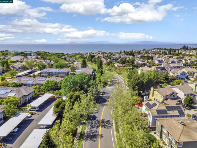 1186 Waverly Cir, Hercules CA: https://media.crmls.org/mediaz/bef0e7f1-82a0-4391-959e-4e88f0724b6b.jpg