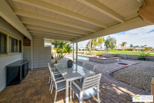 2002 S Bobolink Lane, Palm Springs CA: https://media.crmls.org/mediaz/bef230b9-75b1-4186-91a9-3417fead8318.jpg