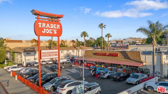 5522 Buffalo Avenue, Sherman Oaks CA: https://media.crmls.org/mediaz/bef2a769-57f4-42ab-8998-730d6eef16d7.jpg