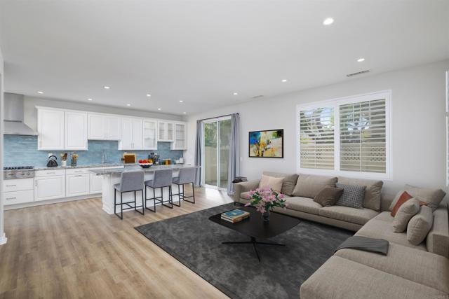 Detail Gallery Image 4 of 34 For 9753 W Canyon #4,  San Diego,  CA 92123 - 3 Beds | 2/1 Baths