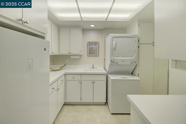 2900 Tice Creek Dr, Walnut Creek CA: https://media.crmls.org/mediaz/bef35db8-2d74-4736-b70a-98d3d4b699c5.jpg