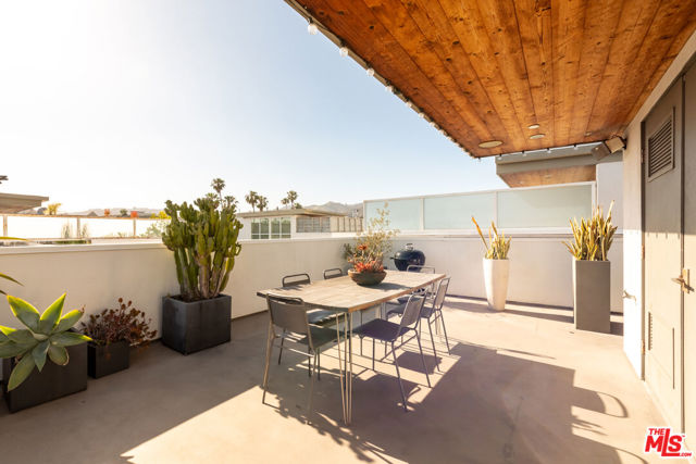 1201 N Las Palmas Avenue, Los Angeles CA: https://media.crmls.org/mediaz/bef480aa-58da-4bfb-89bf-ec6c2536932e.jpg