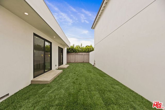 2370 Kelton Avenue, Los Angeles CA: https://media.crmls.org/mediaz/bef4b807-1864-4584-be44-640cfc41ace8.jpg