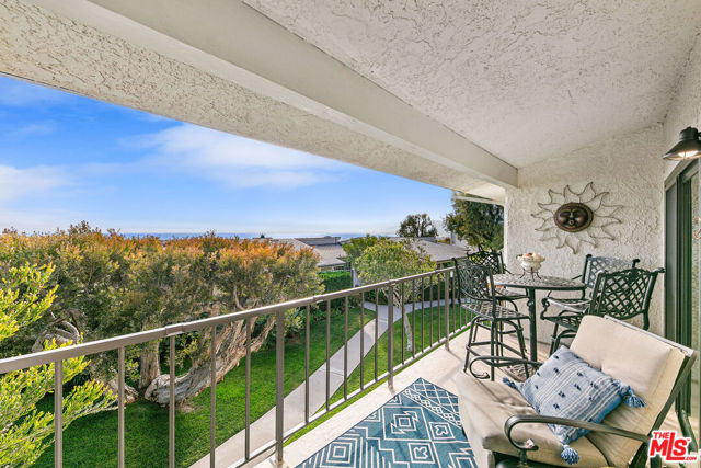 6789 Seawatch Lane, Malibu CA: https://media.crmls.org/mediaz/bef4dad0-f3dc-4c7e-910b-5a484178a888.jpg
