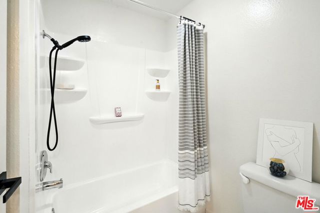 8505 Gulana Avenue, Playa del Rey CA: https://media.crmls.org/mediaz/bef5bb91-215a-4d6b-859f-26a028c7fa8b.jpg