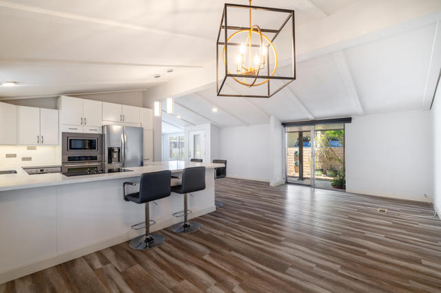 14 International Boulevard, Rancho Mirage CA: https://media.crmls.org/mediaz/bef71132-57a6-45b3-ac15-fd100717da59.jpg