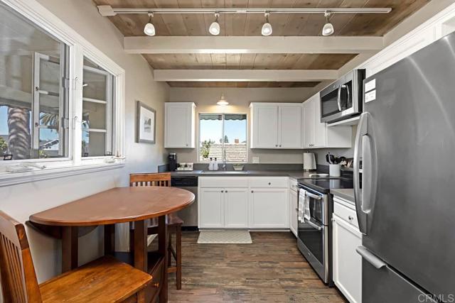 1817 19 Coast Boulevard, Del Mar CA: https://media.crmls.org/mediaz/bef729d8-0e0d-4dae-b9fb-ed9dce2aeeab.jpg