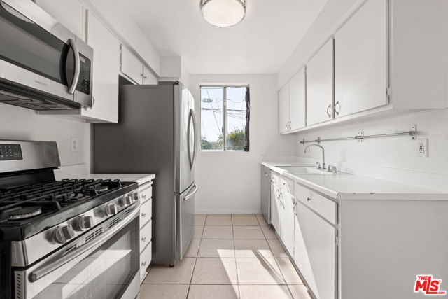 14990 Victory Boulevard, Van Nuys CA: https://media.crmls.org/mediaz/bef73458-403a-4eb9-8914-fecd59c03530.jpg