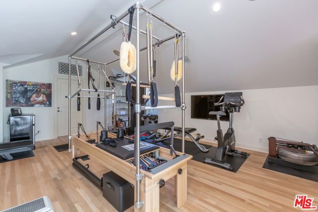 400 S Hudson Avenue, Los Angeles CA: https://media.crmls.org/mediaz/bef73e48-5119-442d-9dd0-80c9b7527a2b.jpg