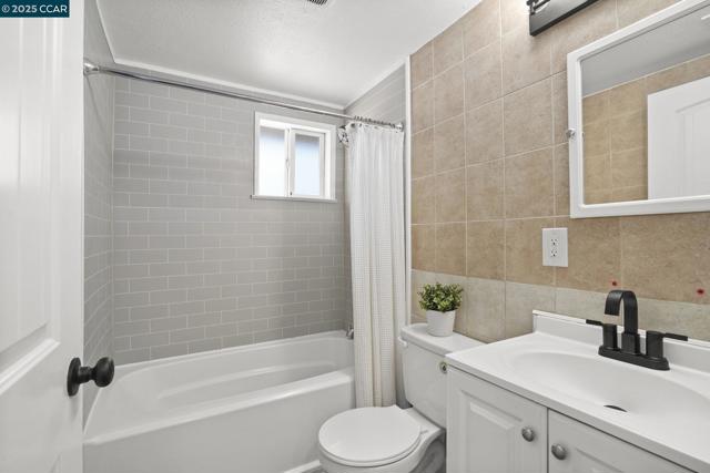 2206 Gehringer Dr, Concord CA: https://media.crmls.org/mediaz/bef7b13c-2160-4697-ae46-7520c9a656fc.jpg