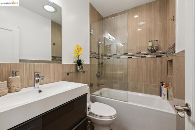 1537 Revere AVE, San Francisco CA: https://media.crmls.org/mediaz/bef83bae-7619-43a4-b67a-0870431619ca.jpg