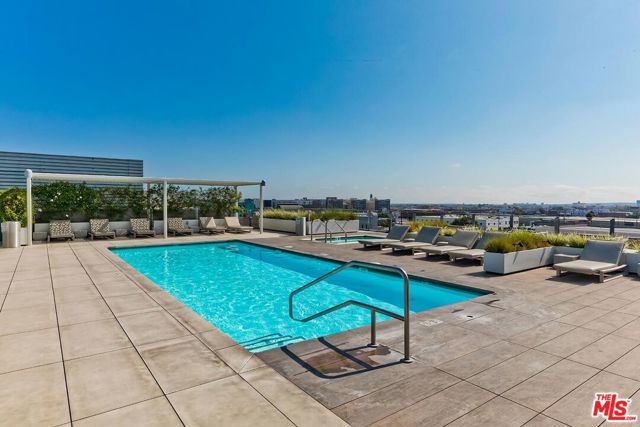 530 S Hewitt Street, Los Angeles CA: https://media.crmls.org/mediaz/bef840c0-ecfd-4131-86c6-d6f010e3e1f7.jpg
